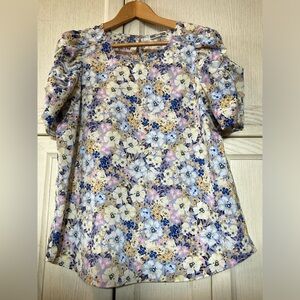 Pleione short puffed short sleeve floral blouse